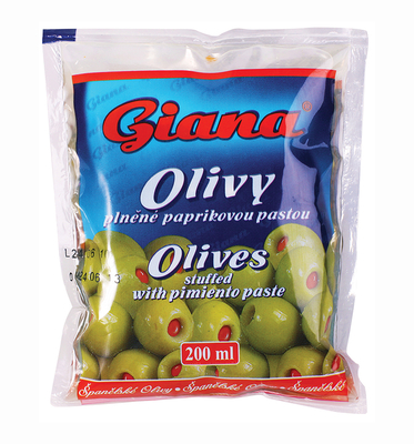 Španielske zelené olivy plnené paprikovou pastou v slanom náleve 
